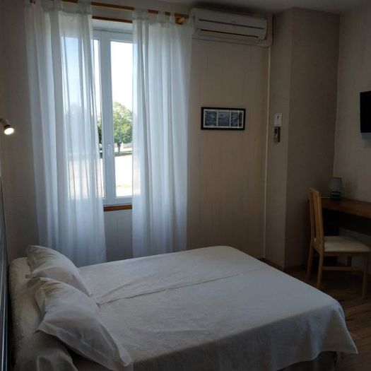 Chambre hôtel lit deux places