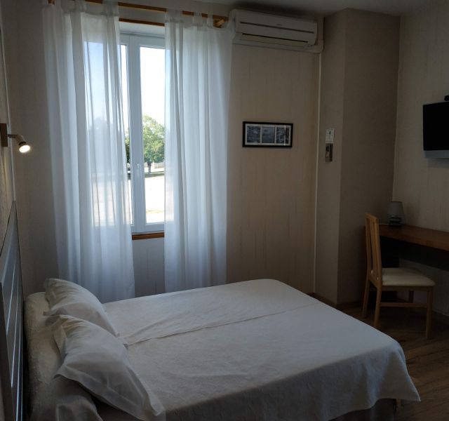 Chambre hôtel lit deux places