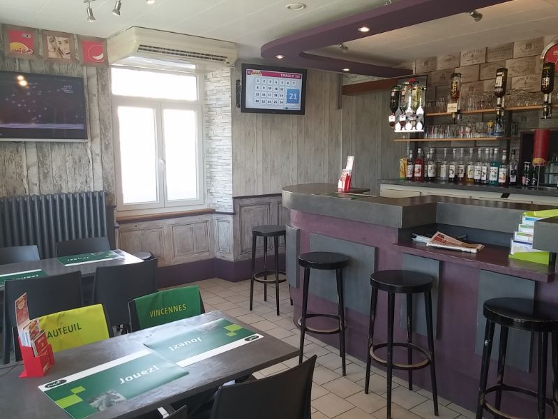 Bar convivial PMU jeux à gratter