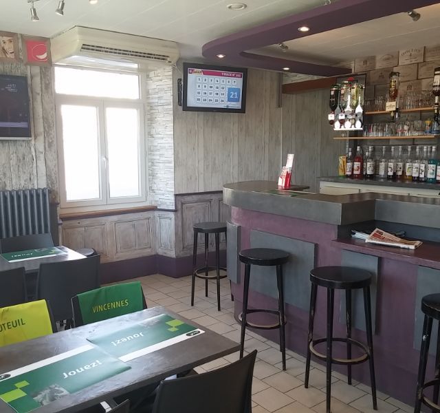 Bar convivial PMU jeux à gratter